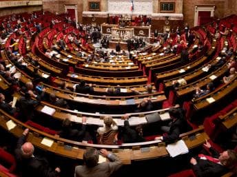 França planeja manter idade de aposentadoria em 62 anos