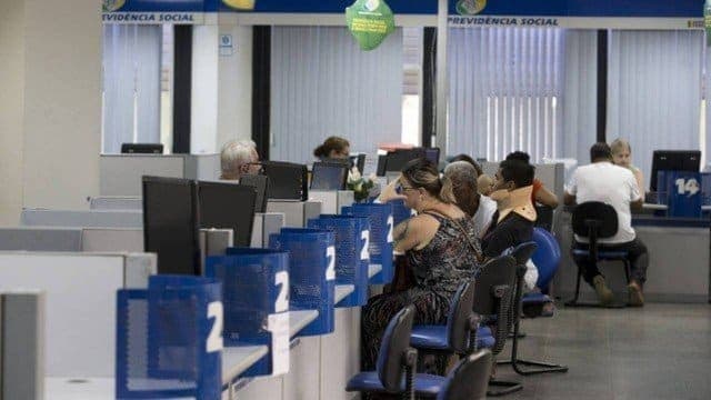 Portarias ampliam a jornada dos servidores do INSS para diminuir a fila de requerimento