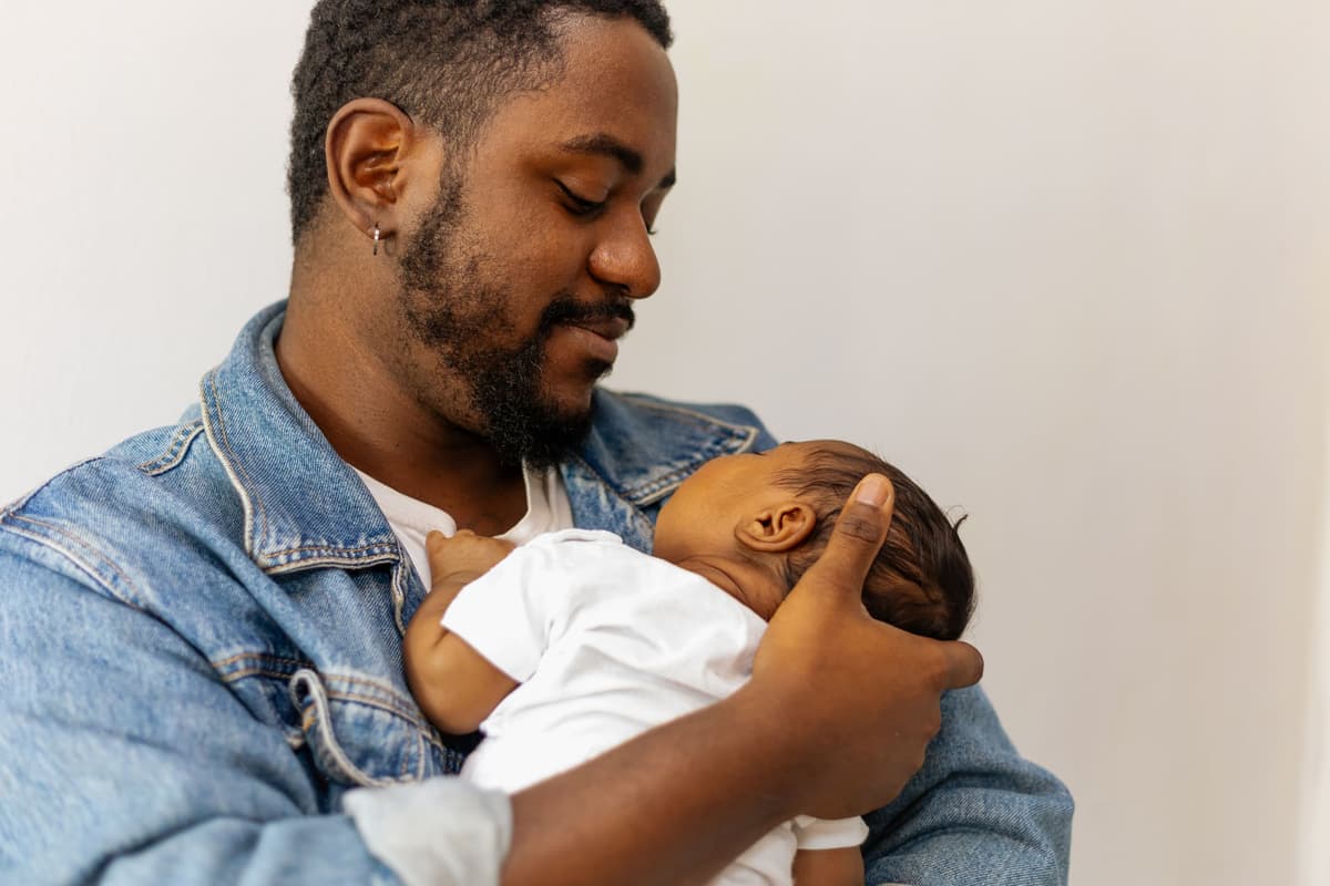 Nova lei amplia licença-paternidade para até 20 dias