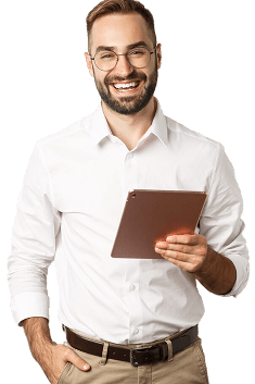 Homem segurando um tablet