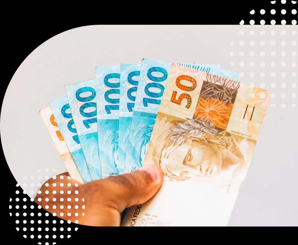 Mão segurando notas de dinheiro Mão segurando notas de dinheiro