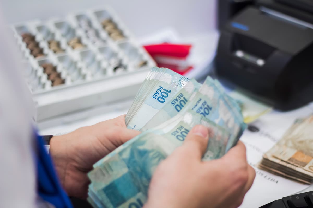 imagem em destaque de mãos contando dinheiro