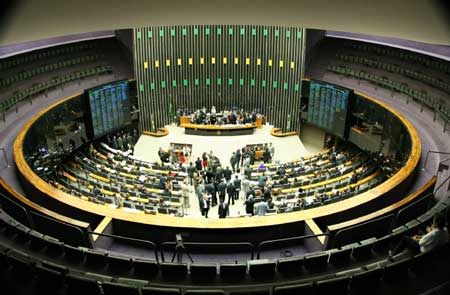 Câmara aprova redução de contribuição previdenciária de patrão e empregado doméstico