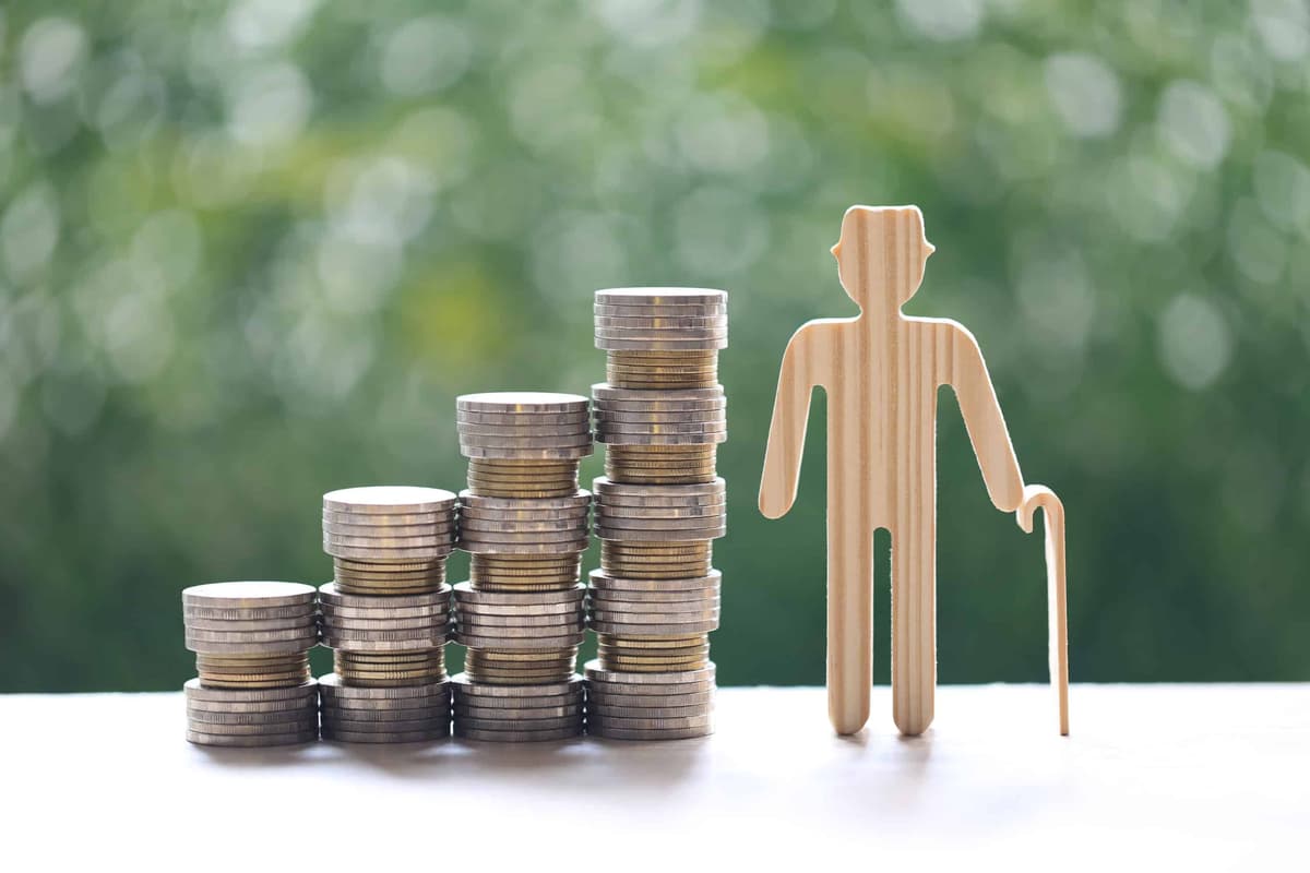 Aposentados e pensionistas do INSS começam a receber o 13º salário